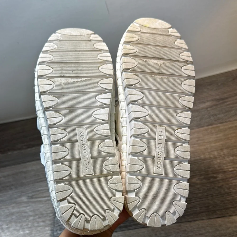 Yellow box White sneakers Shoes woman’s 8.5 (s6)